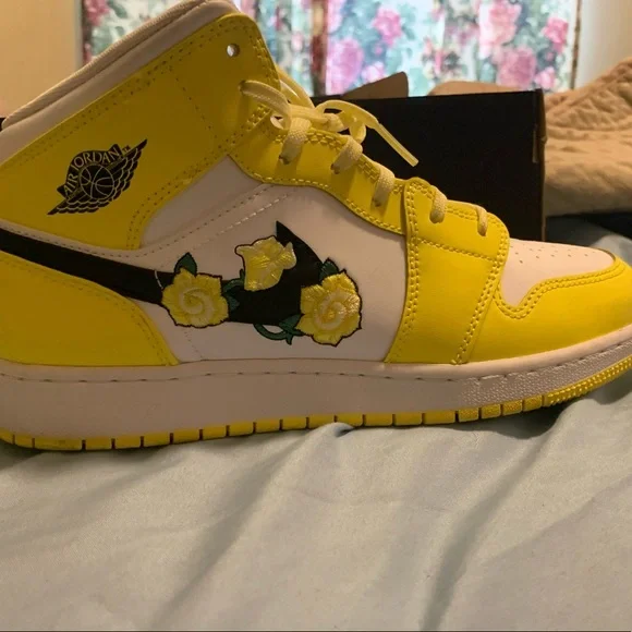-Air Jordan 1 Mid SE GS 'Rose Patch - Dynamic Yellow'-Size 7 grade school